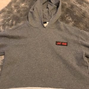 Cropped “LIMIT FREE” gray hoodie forever 21